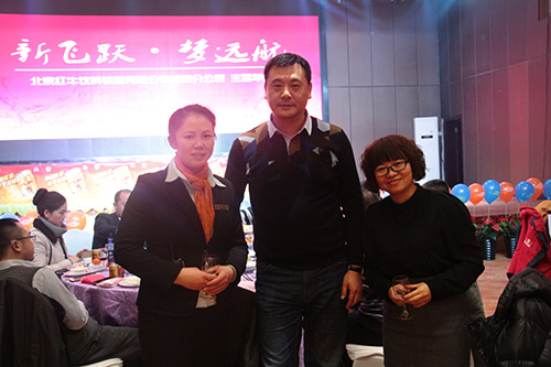 红牛赵总与翔天酒店楼面经理合影 红牛赵总与翔天酒店楼面经理合影